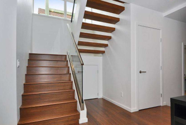 铜陵室内装修复式楼楼梯设计实景图